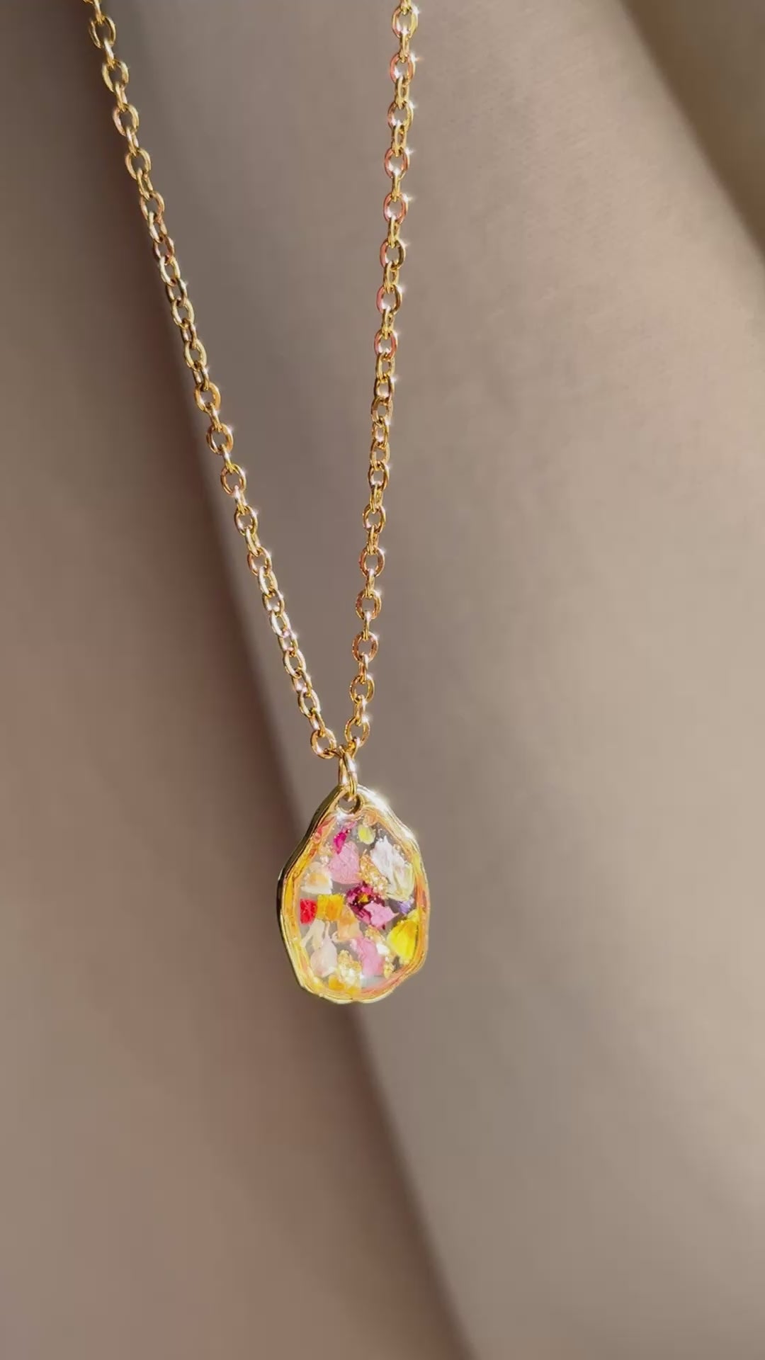Collana a goccia irregolare con mix di fiori e foglia oro